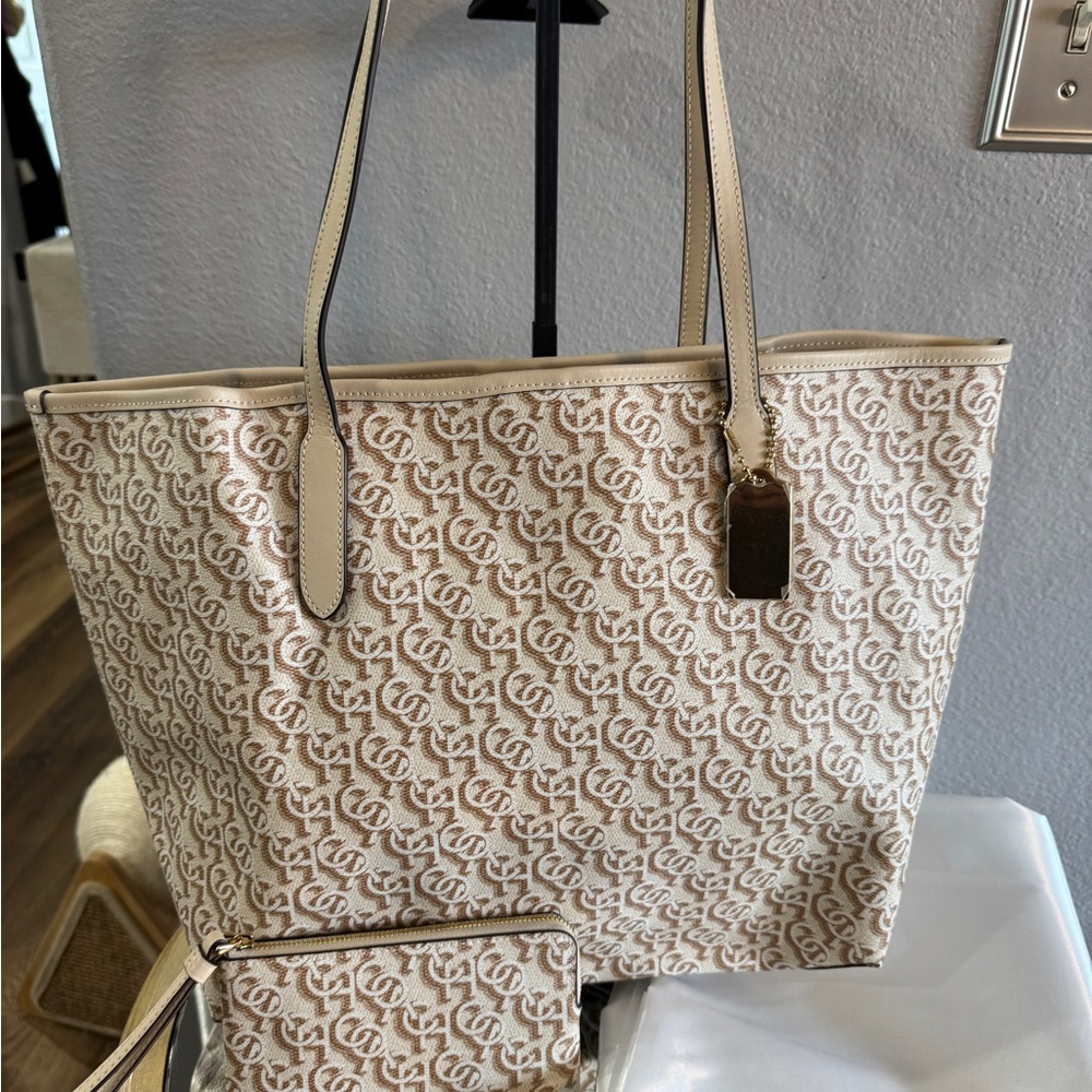 Coach Morgan City Tote with matching wristlet NWT
